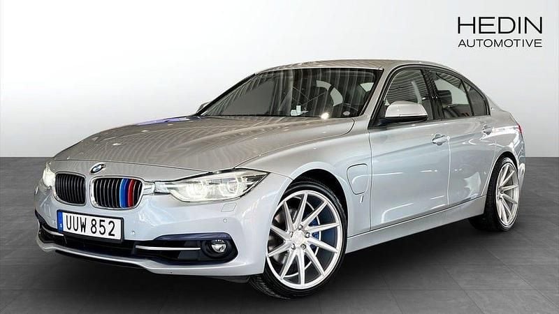 Silver Begagnad 2018 BMW 330 Sedan | 179 900 kr (Superpris) - Bild 1/4