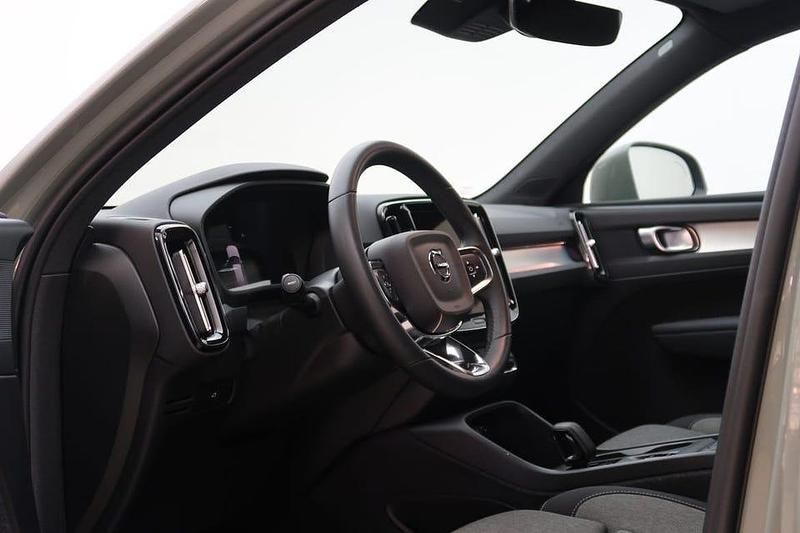 Begagnad Volvo XC40 Core 197 HK (144 kW) 2023 Grön SUV