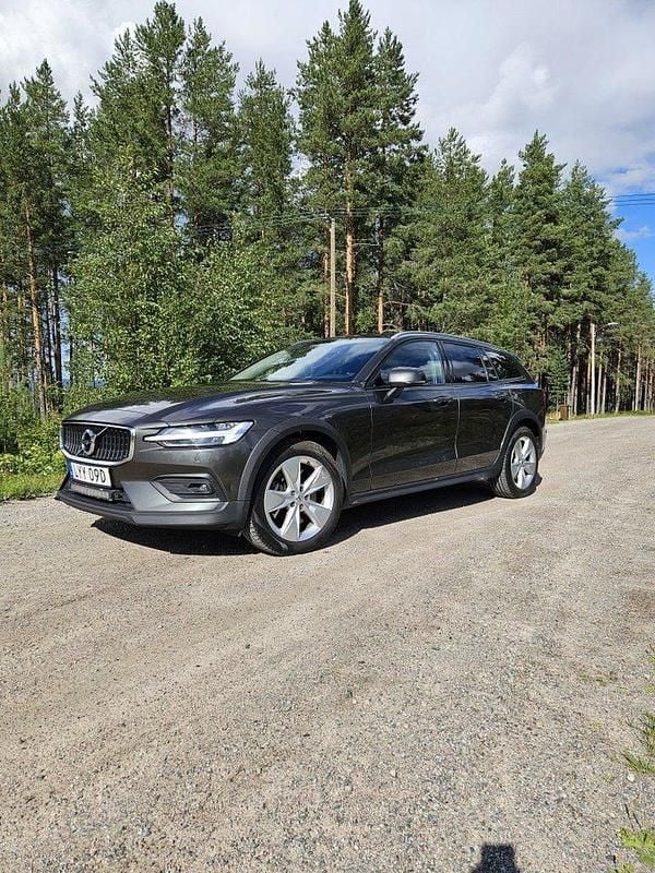 Grå Begagnad 2022 Volvo V60 CC Kombi | 284 900 kr (Bra pris) - Bild 1/4
