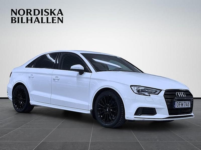 Vit Begagnad 2016 Audi A3 Comfort Sedan | 179 795 kr (Lite dyr) - Bild 1/4