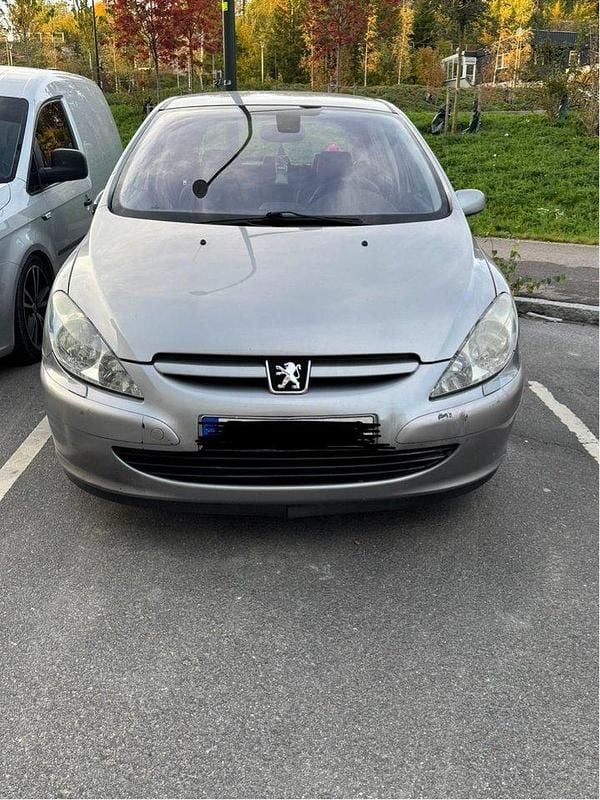 Grå Begagnad 2004 Peugeot 307 Griffe Halvkombi | 22 500 kr (Bra pris) - Bild 1/4
