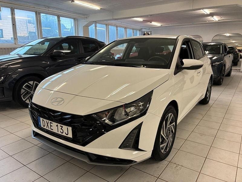 Vit Ny 2024 Hyundai i20 Essential Halvkombi | 219 900 kr (Superpris) - Bild 1/4
