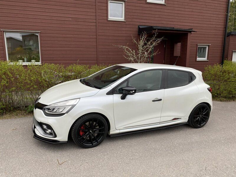 Begagnad 2017 Renault Clio IV Trophy Halvkombi | 199 900 kr - Bild 1/4