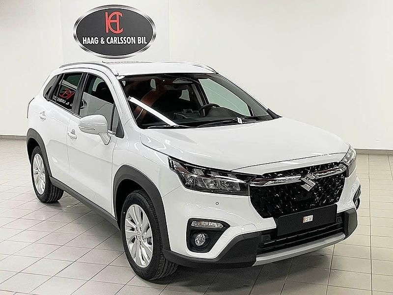 Vit Ny 2025 Suzuki SX4 S-Cross SUV | 341 800 kr (Marknadspris) - Bild 1/4