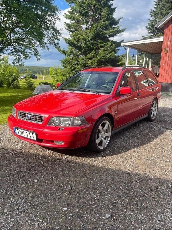 Röd Begagnad 2003 Volvo V40 Kombi | 13 000 kr (Bra pris) - Bild 1/4