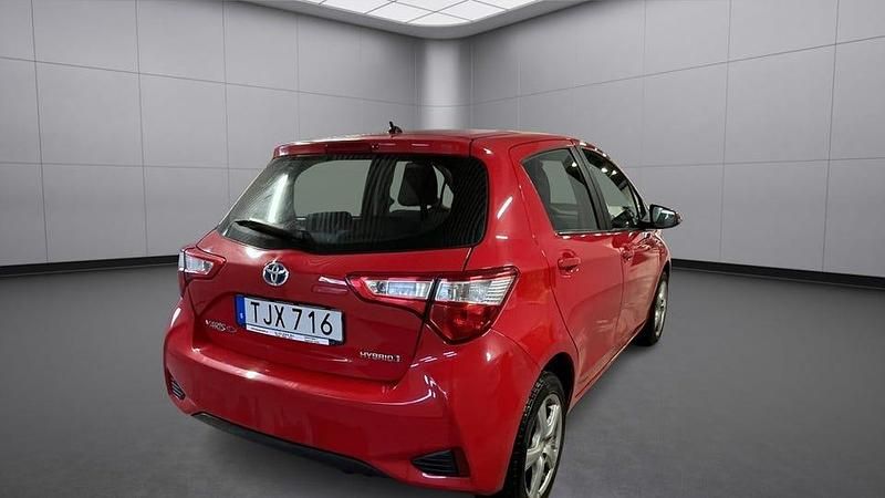 Begagnad Toyota Yaris Hybrid Active 101 HK (74 kW) 2018 Röd Halvkombi