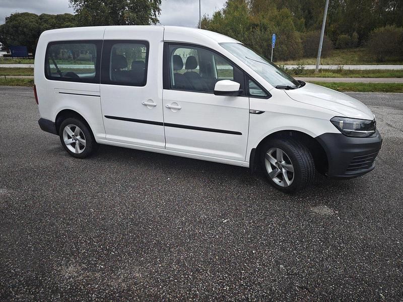 Vit Begagnad 2019 VW Caddy Maxi Life Life Minibuss | 205 000 kr (Marknadspris) - Bild 1/4