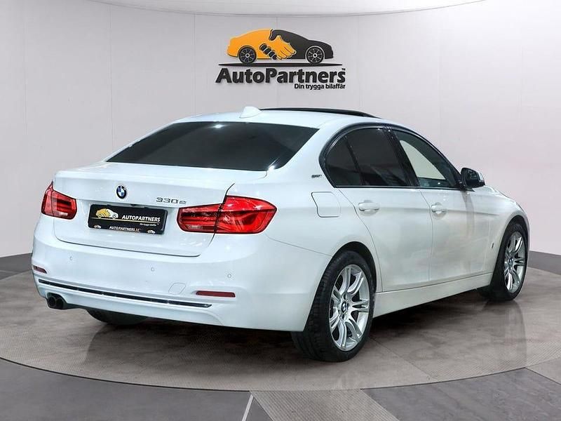 Begagnad BMW 330 iPerformance 252 HK (185 kW) 2017 Vit