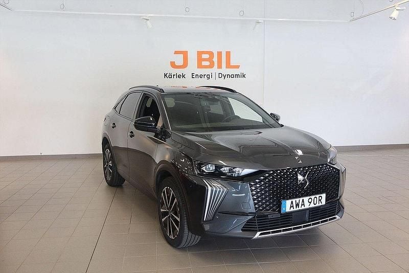 Grå Begagnad 2024 DS Automobiles DS7 Crossback SUV | 399 900 kr (Marknadspris) - Bild 1/4