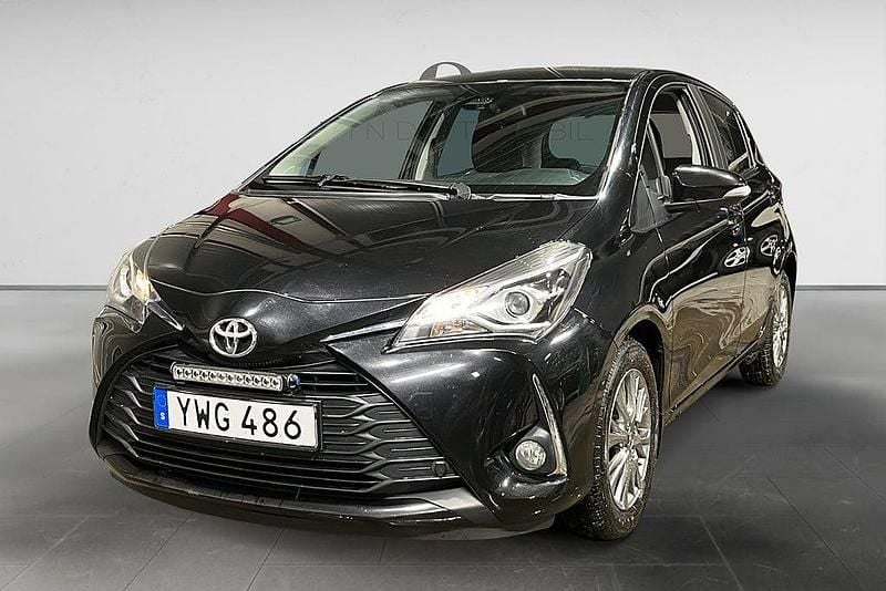 Begagnad Toyota Yaris Active 112 HK (82 kW) 2017 Svart Halvkombi