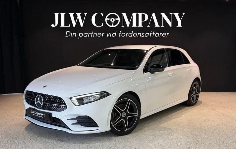 Vit Begagnad 2021 Mercedes A180 AMG Halvkombi | 249 000 kr (Marknadspris) - Bild 1/4