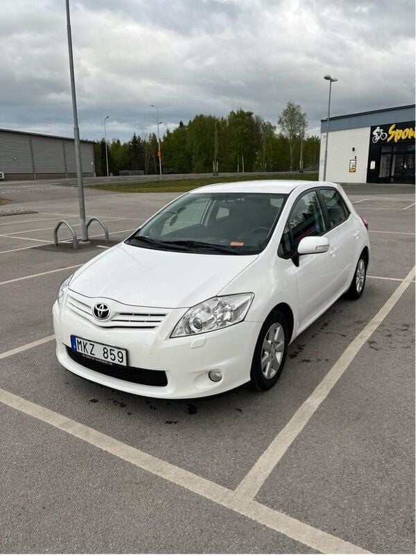 Vit Begagnad 2012 Toyota Auris Plus Halvkombi | 58 000 kr (Marknadspris) - Bild 1/3