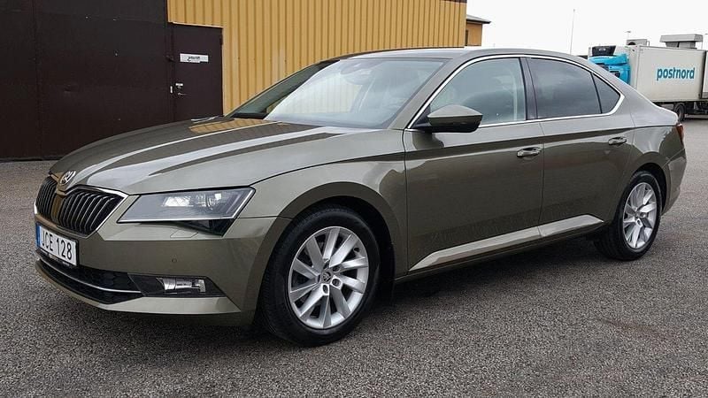 Ljusgrön Begagnad 2016 Skoda Superb Style Halvkombi | 219 000 kr (Marknadspris) - Bild 1/4