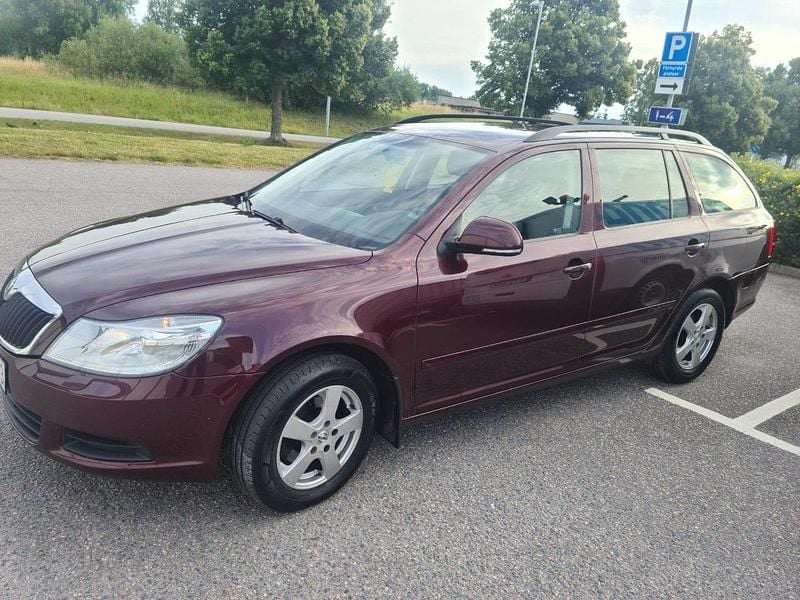 Röd Begagnad 2012 Skoda Octavia Ambiente Kombi | 65 000 kr (Superpris) - Bild 1/4
