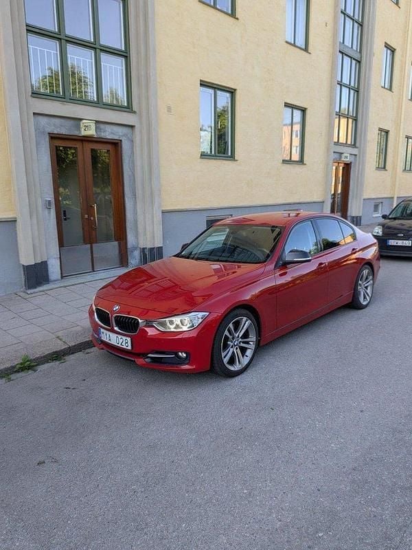 Röd Begagnad 2013 BMW 330 Sport Line Sedan | 149 000 kr (Superpris) - Bild 1/4