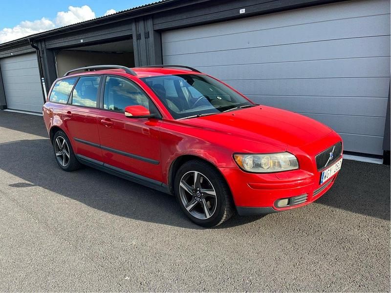 Röd Begagnad 2005 Volvo V50 Kombi | 13 000 kr (Marknadspris) - Bild 1/4