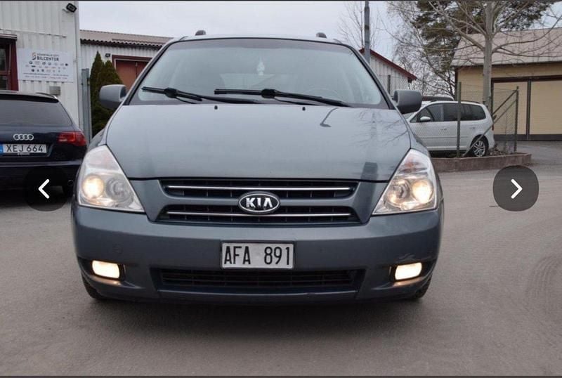 Grå Begagnad 2008 Kia Carnival 4 Minibuss | 29 000 kr - Bild 1/4