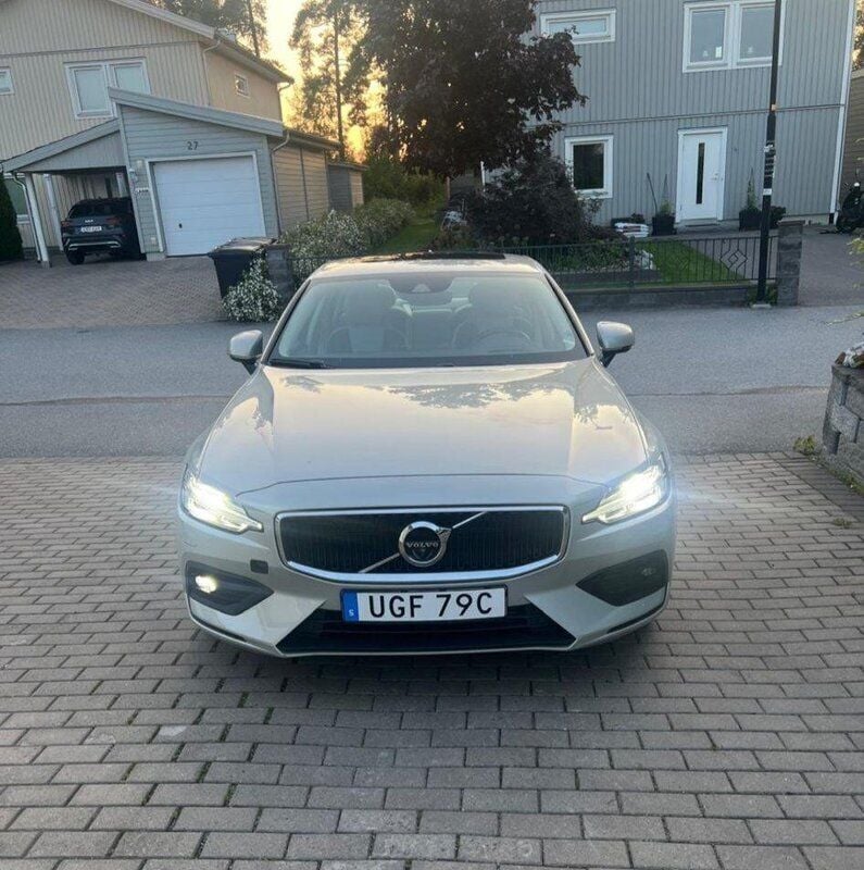 Vit Begagnad 2020 Volvo S60 Momentum Sedan | 319 500 kr (Marknadspris) - Bild 1/4