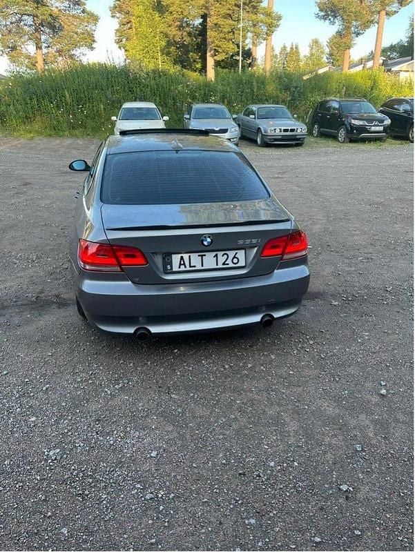 Grå Begagnad 2007 BMW 335 Sportkupé | 120 000 kr (Marknadspris) - Bild 1/4