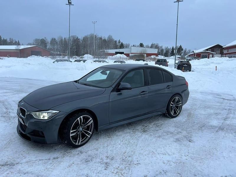 Begagnad 2012 BMW 335 Sedan | 295 000 kr - Bild 1/4