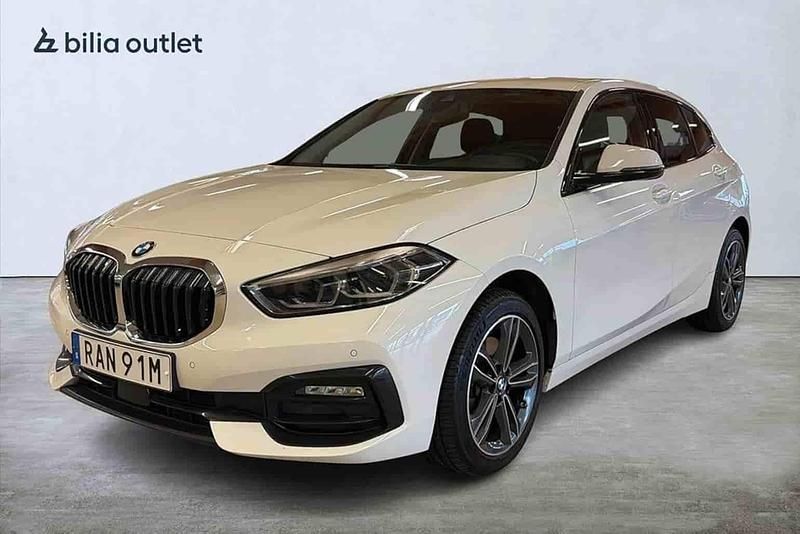 Vit Begagnad 2023 BMW 118 Halvkombi | 269 900 kr (Marknadspris) - Bild 1/1