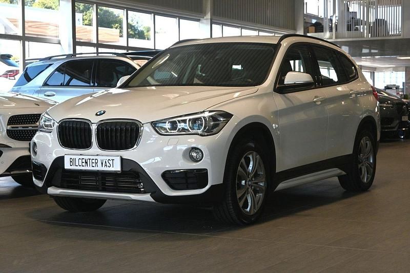 Vit (alpinvit) Begagnad 2019 BMW X1 Sport Line SUV | 239 000 kr (Marknadspris) - Bild 1/4