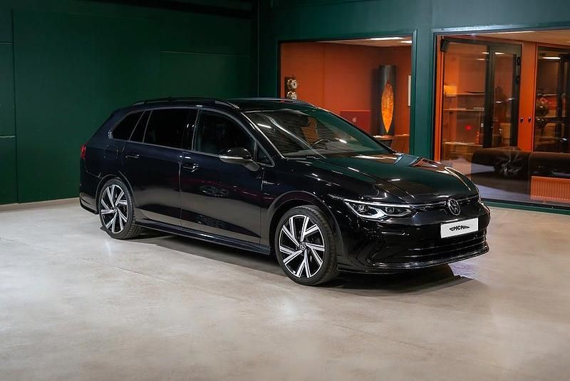 Svart Begagnad 2020 VW Golf VIII R-line Kombi | 299 900 kr (Dyr) - Bild 1/4