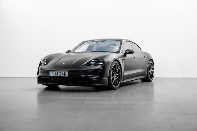 Svart Begagnad 2022 Porsche Taycan Sedan | 689 000 kr (Dyr) - Bild 1/4
