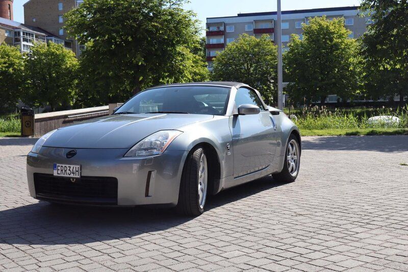 Grå Begagnad 2005 Nissan 350Z Cab | 195 000 kr (Lite dyr) - Bild 1/4