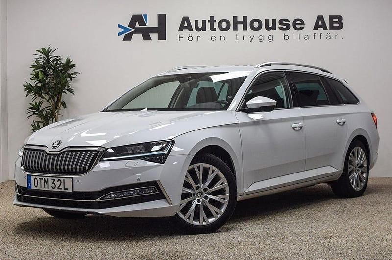 Vit Begagnad 2022 Skoda Superb Style Kombi | 224 000 kr (Superpris) - Bild 1/4