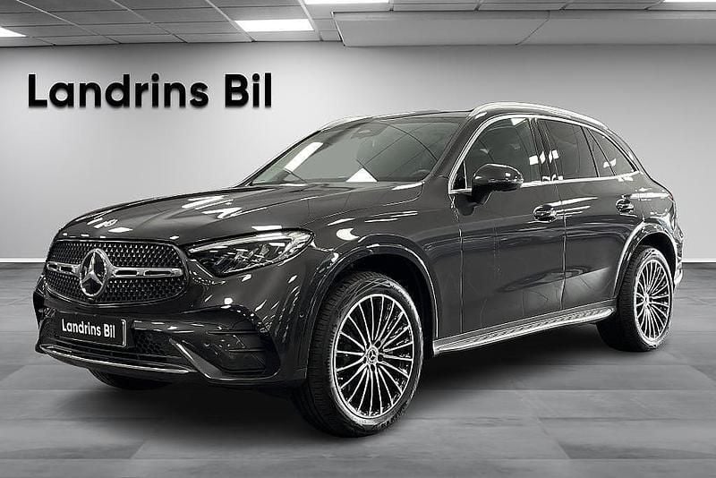 Grå Begagnad 2023 Mercedes GLC300e AMG SUV | 649 000 kr (Marknadspris) - Bild 1/4