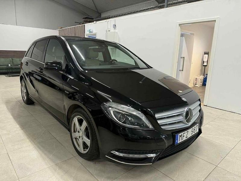 Svart Begagnad 2011 Mercedes B180 Minibuss | 79 500 kr (Marknadspris) - Bild 1/4