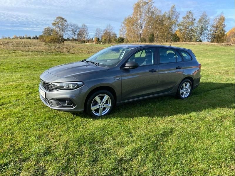 Grå Begagnad 2022 Fiat Tipo Kombi | 149 000 kr (Marknadspris) - Bild 1/4