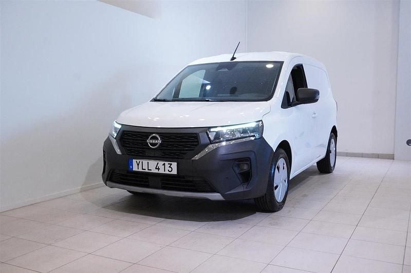 Vit (ice white) Begagnad 2022 Nissan Townstar N-Connecta Minibuss | 184 900 kr (Bra pris) - Bild 1/4