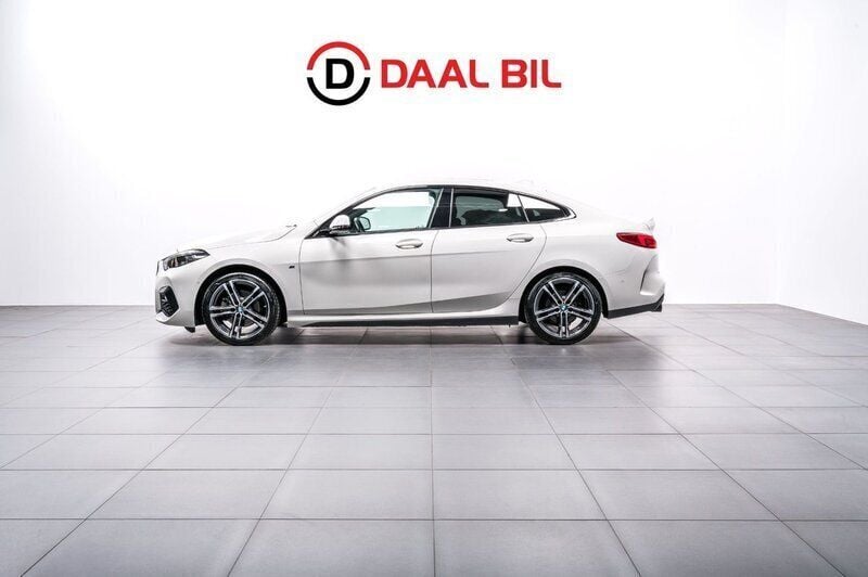 Vit Begagnad 2021 BMW 218 M Sport Sedan | 279 700 kr (Marknadspris) - Bild 1/4