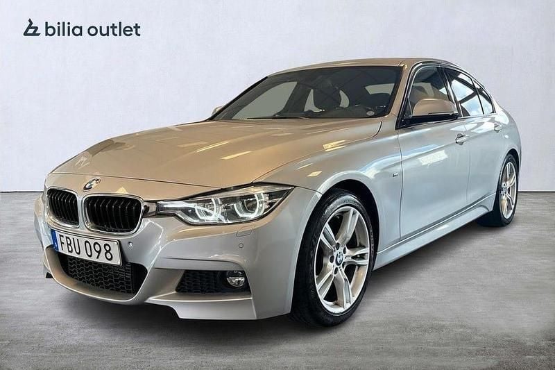 Silver Begagnad 2017 BMW 318 M Sport Sedan | 189 900 kr (Marknadspris) - Bild 1/3