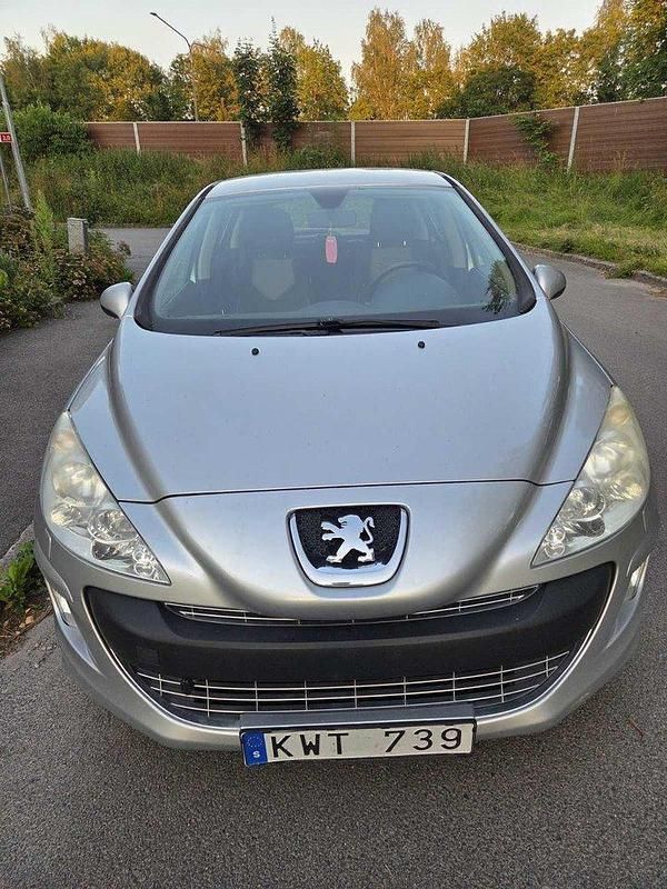 Grå Begagnad 2010 Peugeot 308 Halvkombi | 42 000 kr (Marknadspris) - Bild 1/4