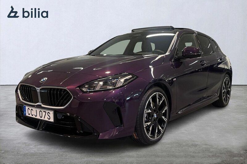 Lila Begagnad 2024 BMW 120 M Sport Halvkombi | 429 900 kr (Dyr) - Bild 1/4