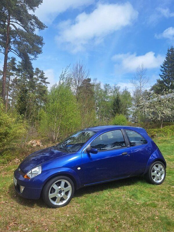 Blå Begagnad 2004 Ford SportKa Halvkombi | 19 500 kr - Bild 1/4