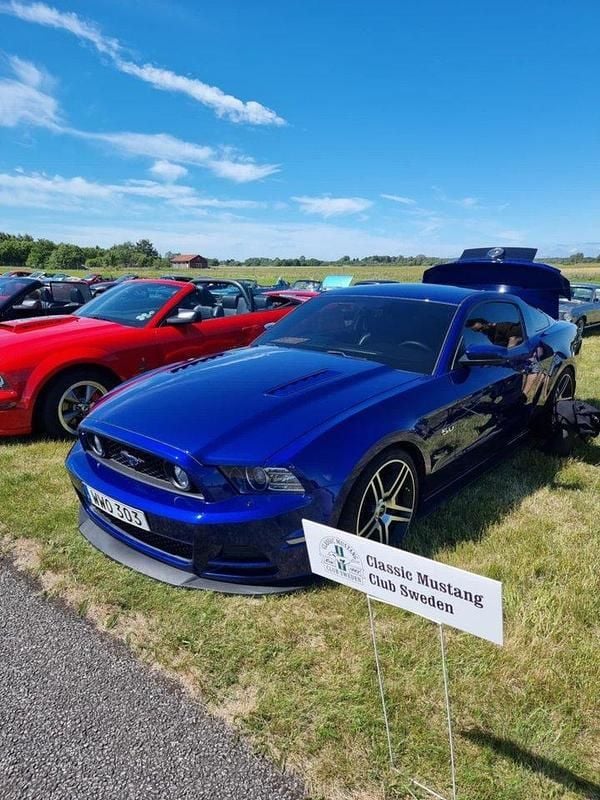 Blå Begagnad 2013 Ford Mustang GT Sportkupé | 385 000 kr - Bild 1/4