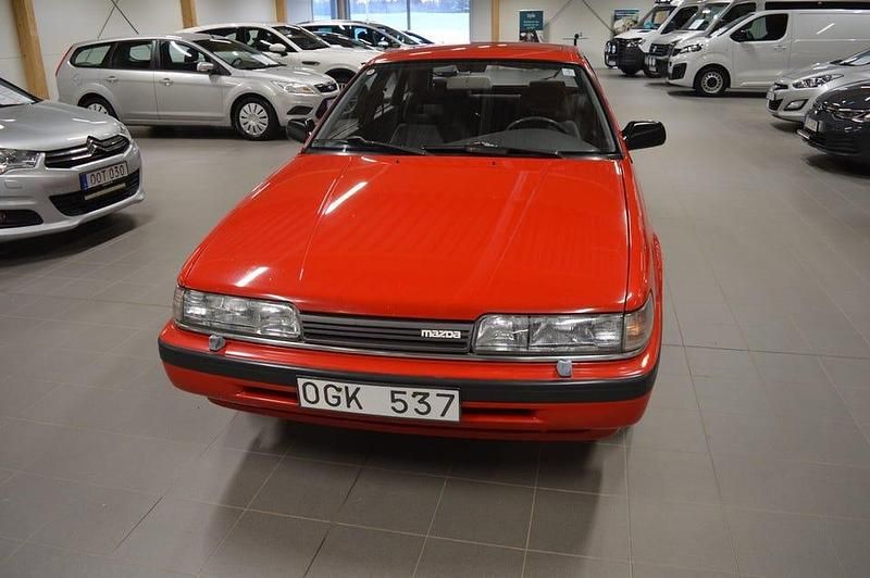 Röd Begagnad 1990 Mazda 626 Halvkombi | 19 500 kr - Bild 1/4