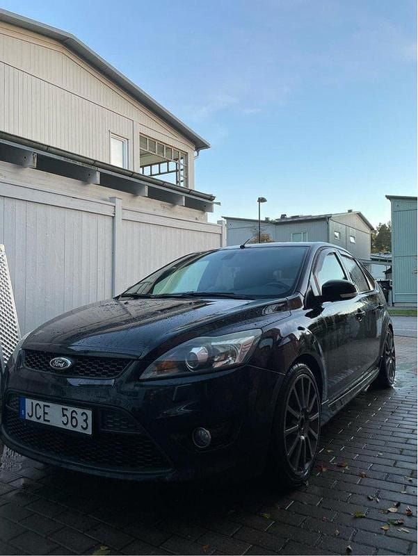 Svart Begagnad 2009 Ford Focus ST Halvkombi | 70 000 kr (Marknadspris) - Bild 1/4
