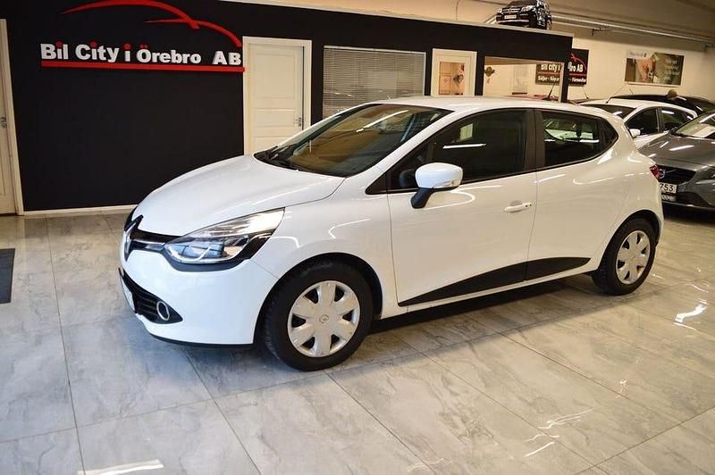 Vit Begagnad 2013 Renault Clio IV Halvkombi | 74 900 kr (Marknadspris) - Bild 1/4