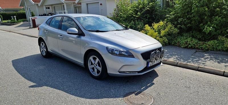 Silver Begagnad 2018 Volvo V40 Kinetic Kombi | 99 000 kr (Marknadspris) - Bild 1/3