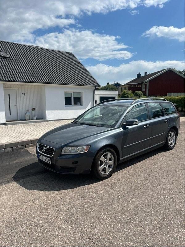 Grå Begagnad 2009 Volvo V50 Kombi | 36 500 kr (Marknadspris) - Bild 1/3