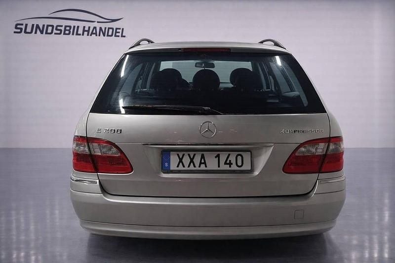 Begagnad Mercedes E200 Avantgarde 163 HK (119 kW) 2005 Silver Kombi