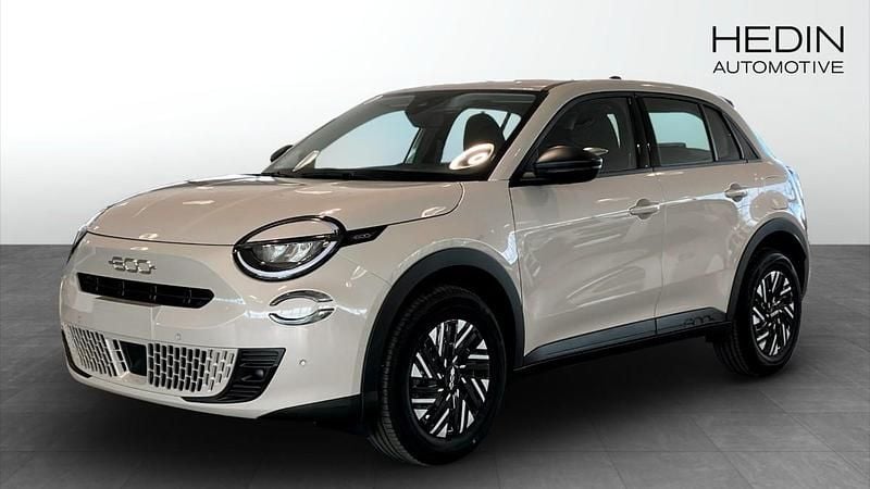 Grå (brown) Ny 2025 Fiat 600 Lounge Halvkombi | 352 800 kr (Dyr) - Bild 1/4