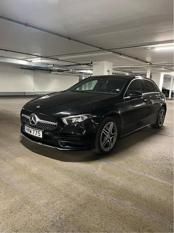 Svart Begagnad 2021 Mercedes A250 AMG Halvkombi | 280 000 kr (Bra pris) - Bild 1/4