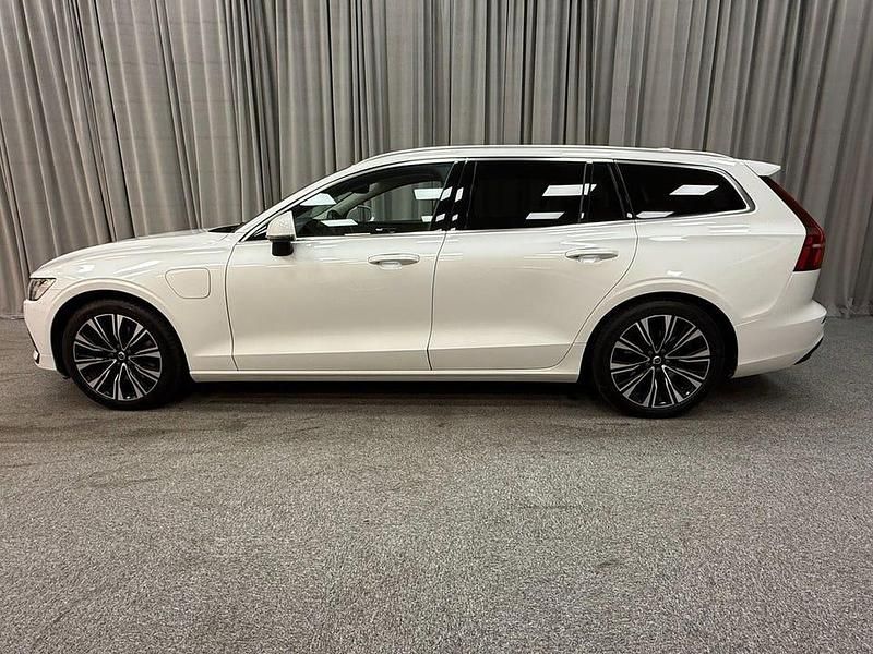 Begagnad Volvo V60 350 HK (257 kW) 2023 Vit metallic (crystal white pearl) Kombi