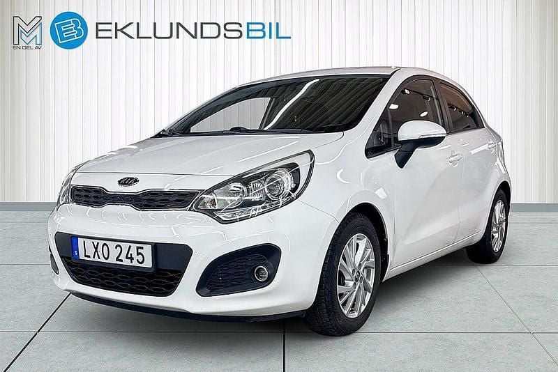 Begagnad Kia Rio 109 HK (80 kW) 2011 Clear white Halvkombi